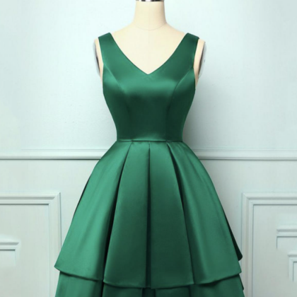 Chic Strapless Green Satin Short Prom Dress: Elegant Homecoming & Graduation Attire